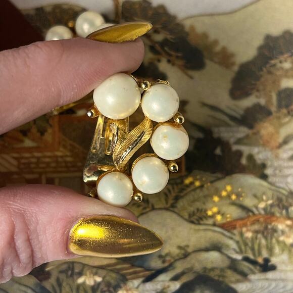 Vintage Gold Tone Faux Pearl Clip On Earrings - Picture 4 of 7